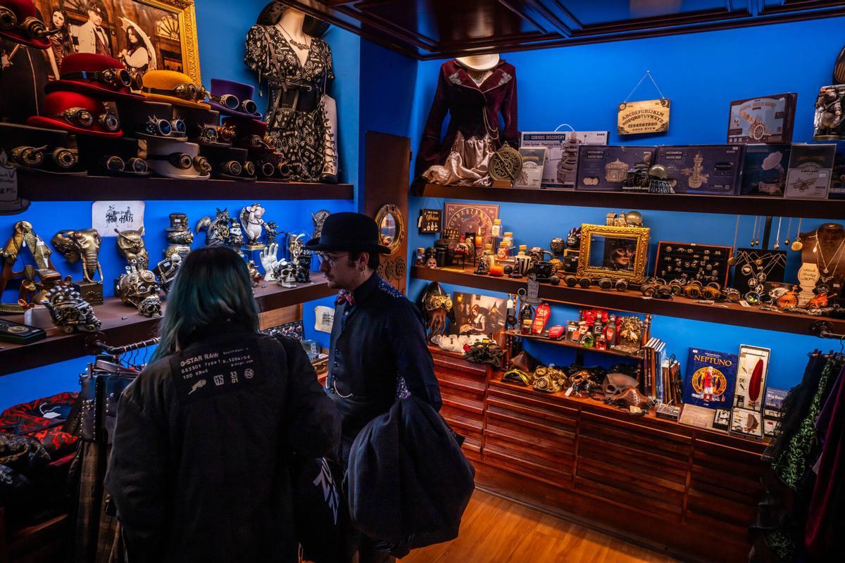 Tiendas y compradores de las Galeries Maldà en vísperas de la Navidad 2024