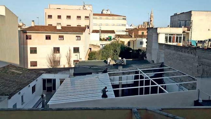 Imagen de las obras sin permiso llevadas a cabo durante estos días en el inmueble donde se encuentra la mezquita.