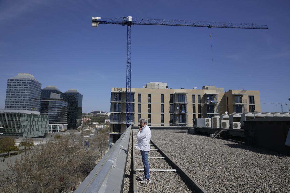 Obras vistas desde una azotea, con los nuevos edificios de administraciones y empresas al otro lado de la calle del Foc.