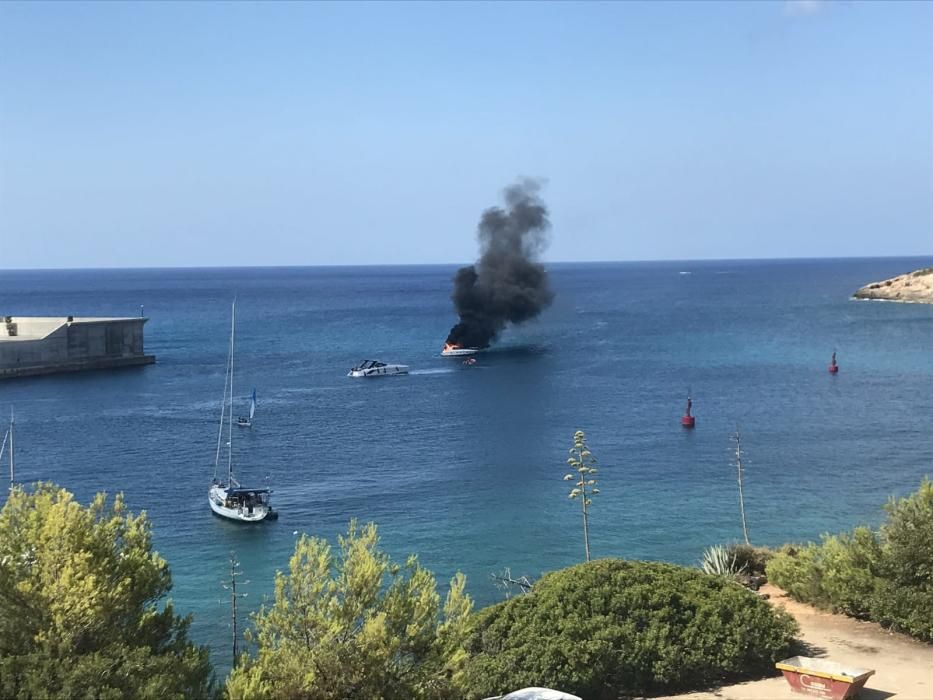 Arde una lancha en Port Adriano