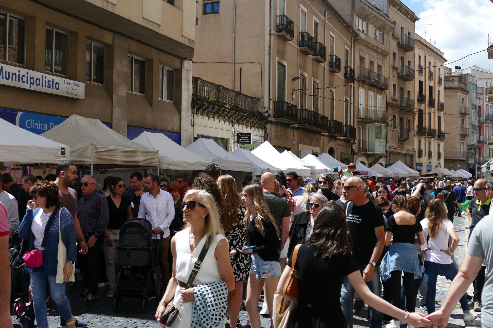 Carrers plens de gom a gom per les fires de l'1 de maig