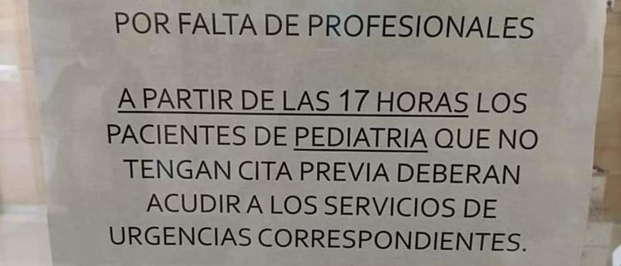 El cartel colgado en el centro de salud de Valdespartera.