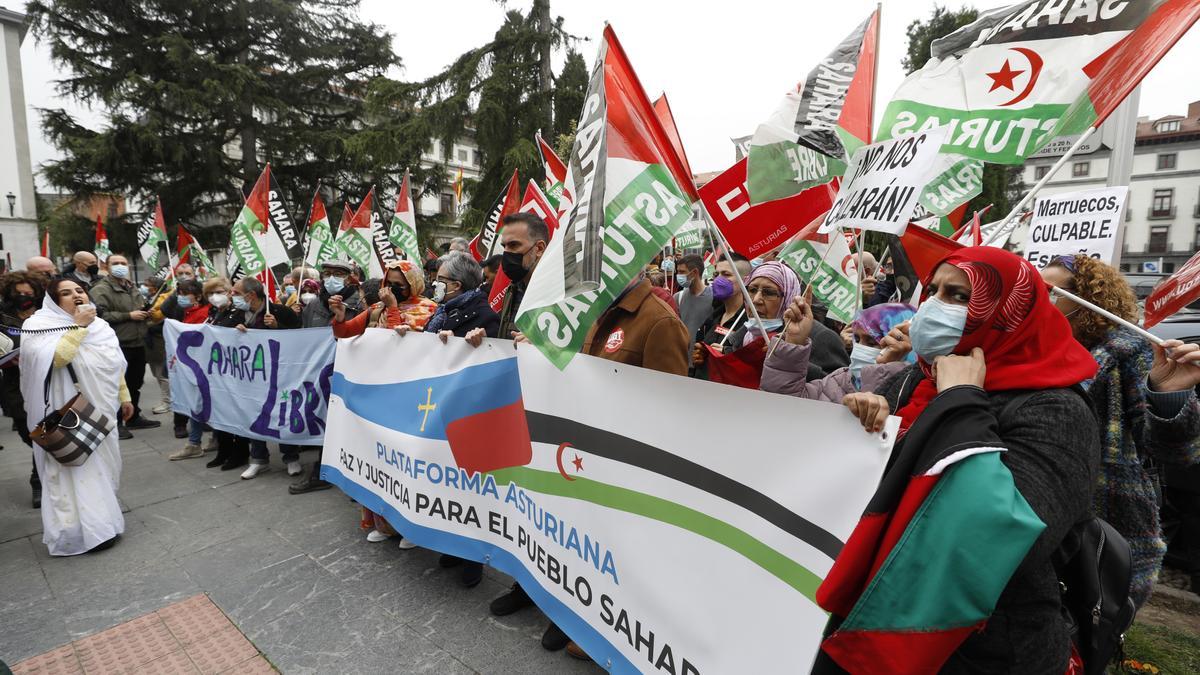 Concentración de apoyo al pueblo saharaui en la plaza de España de Oviedo.