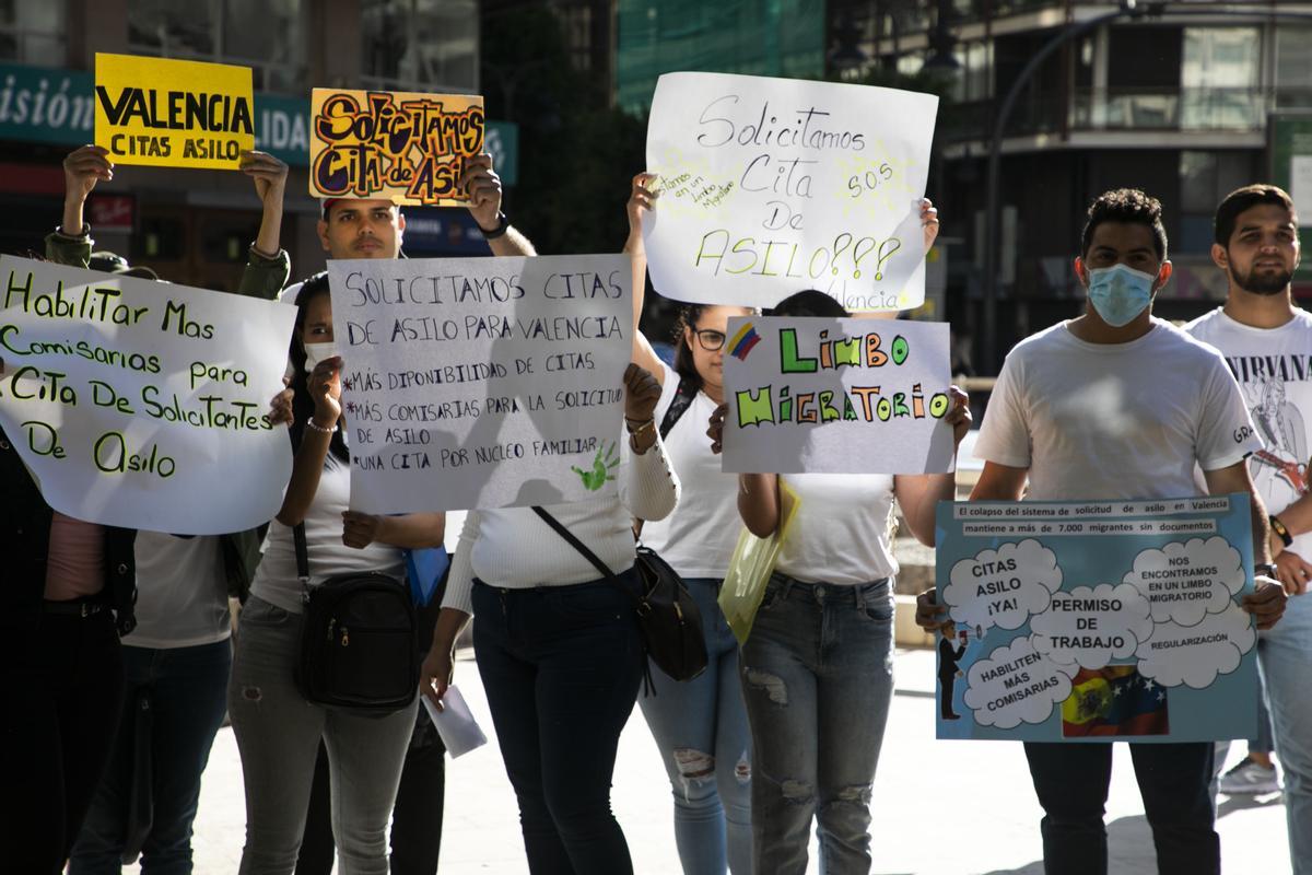 Concentración de solicitantes de asilo frente a Delegación de Gobierno