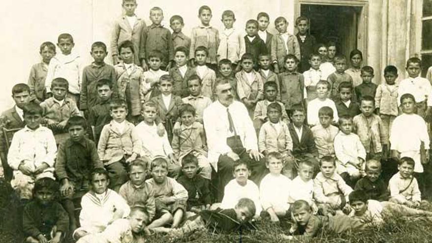 Alumnos de la escuela de Ricardo Símil Silva en una imagen tomada en el año 1920.  // Cedida por A.C. Nós