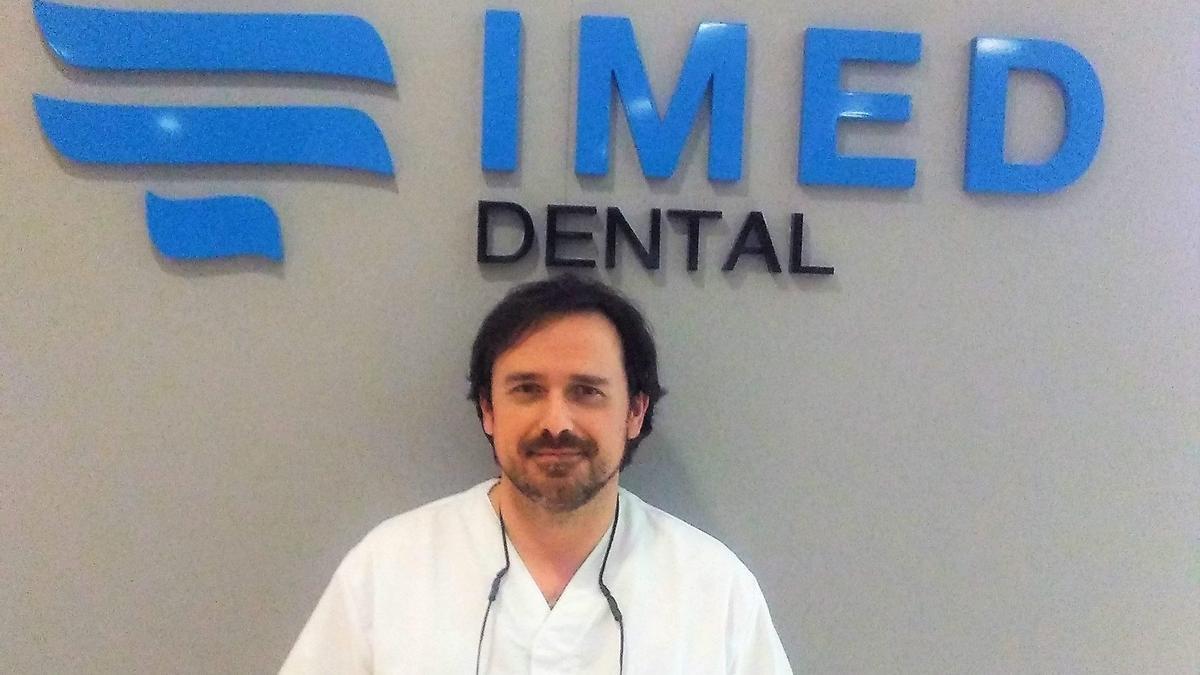 El Dr. Salvador Oltra, Especialista en endodoncia e implantología de IMED Dental.