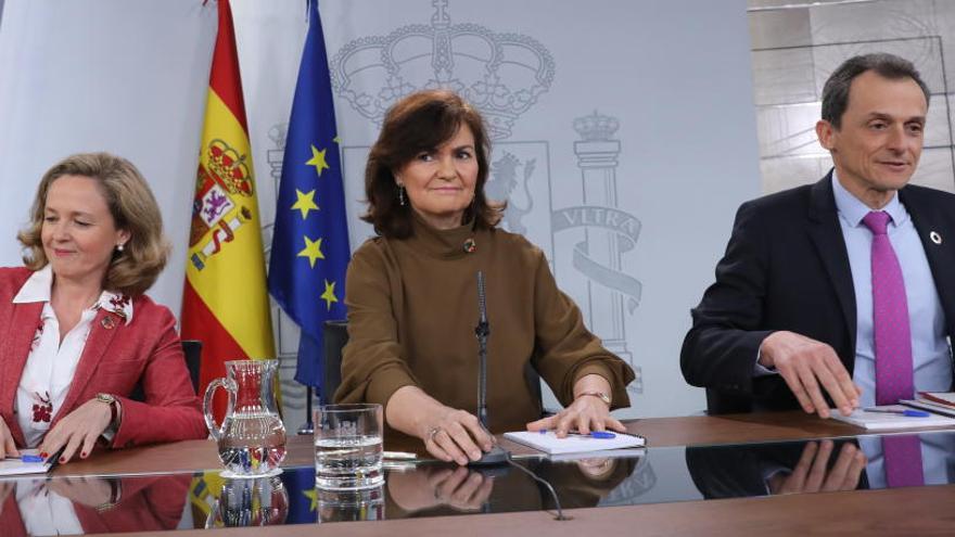 Nadia Calviño, Carmen Calvo y Pedro Duque.