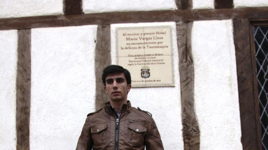 Daniel Soto posa en el callejón de la plaza de Toro, junto al mosaico que recuerda la visita de Vargas Llosa.