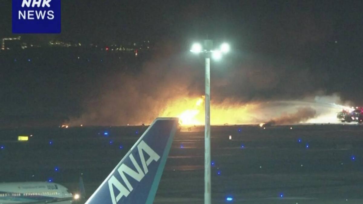 Impactantes imágenes del incendio de un avión en el aeropuerto de Tokyo