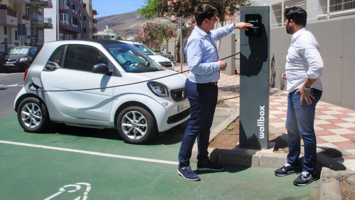 David Machín (i) y Airam Puerta en la puesta en servicio del punto ubicado en la calle Hernán Cortés, de El Puertito. | | E.D.