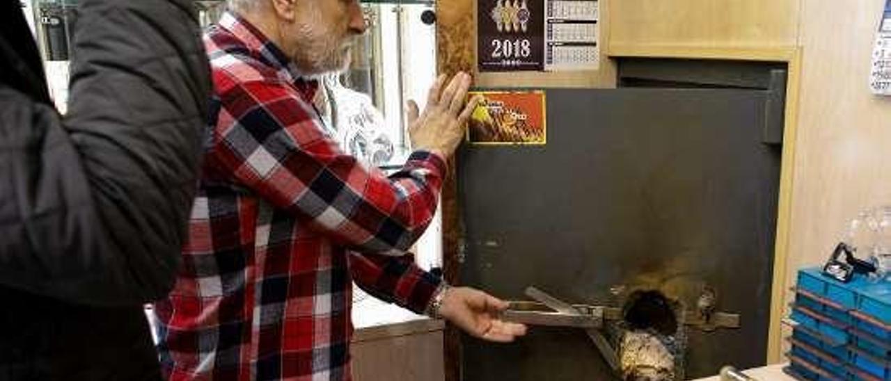 Javier Iglesias, el joyero gijonés afectado, al día siguiente del asalto a su negocio en la calle Roncal, en el mes de marzo.