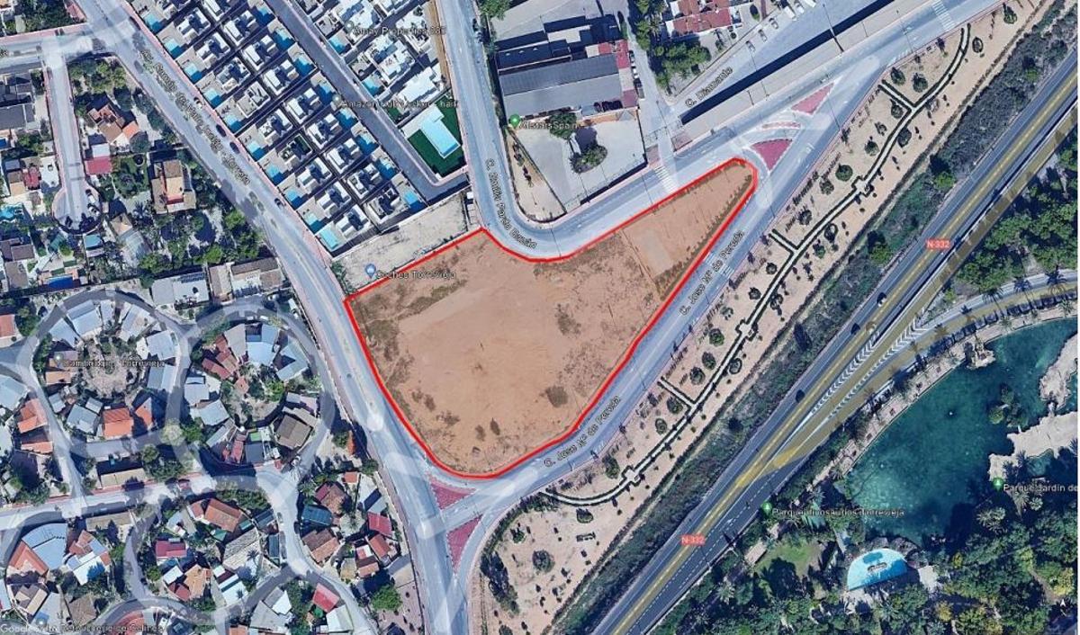 Residencial Parque de las Naciones – N-332 /En el PGOU este solar de once mil metros cuadrados aparece como zona dotacional para colegios.