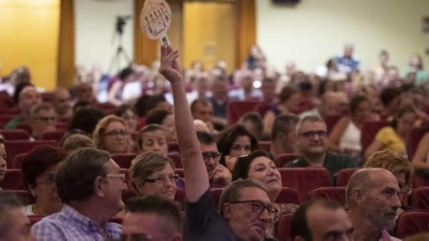 Los grupos que pujan por los palcos llenaron el martes el Teatre Giner durante la subasta.