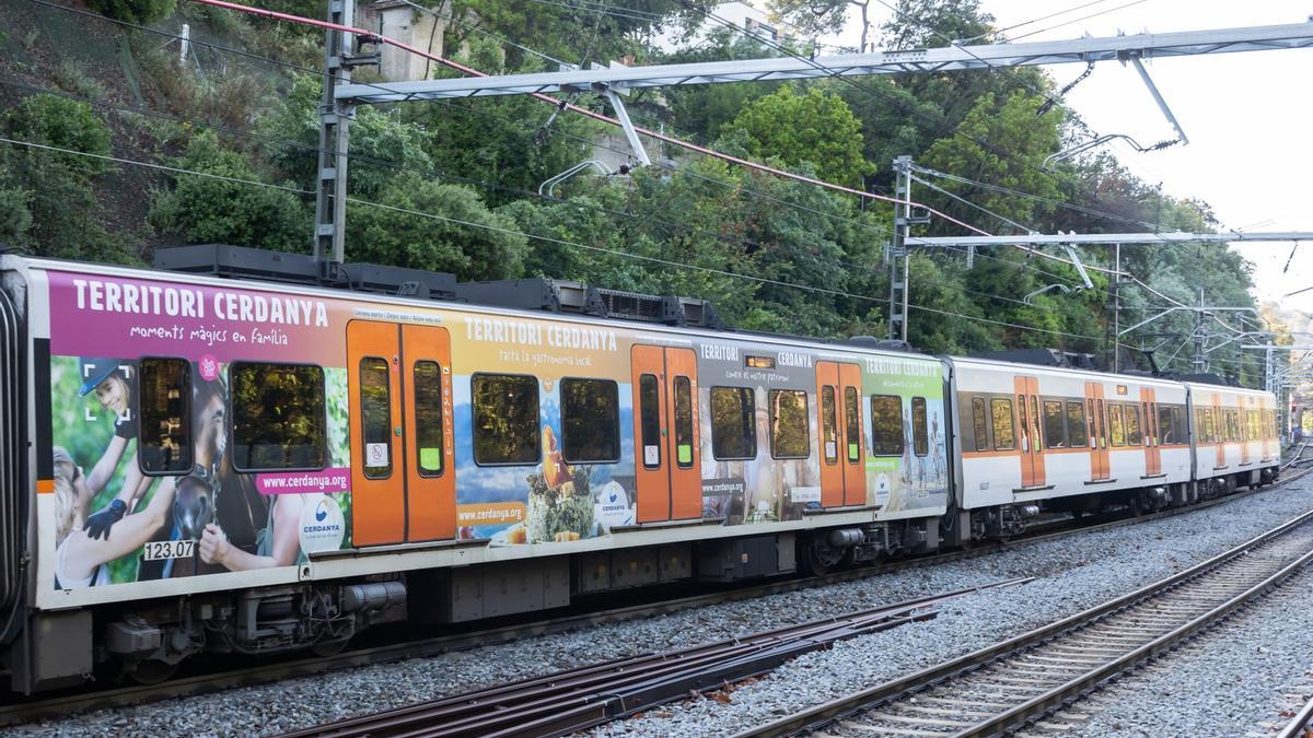 El tren de Ferrocarrils logotipat amb motius de Cerdanya