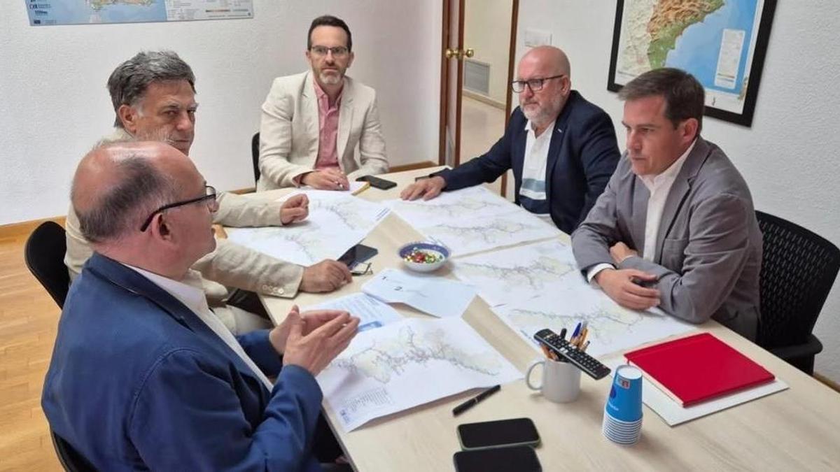 El alcalde de Xàtiva, Roger Cerdà, y el regidor Pedro Aldavero, en la reunión con el comisionado para el Corredor Mediterráneo.