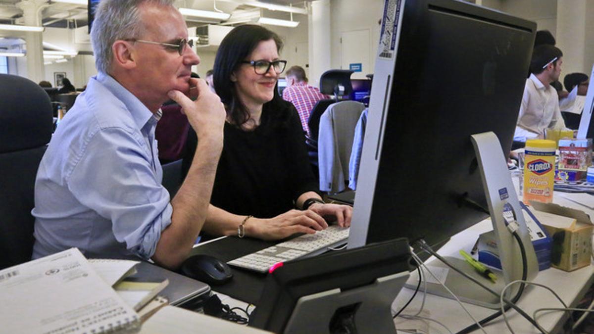 Los periodistas de 'The Guardian' Ewan MacAskill y Laura Poitras chatean con Edward Snowden, este lunes tras ganar el Pulitzer.