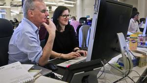 Los periodistas de ’The Guardian’ Ewan MacAskill y Laura Poitras chatean con Edward Snowden, este lunes tras ganar el Pulitzer.