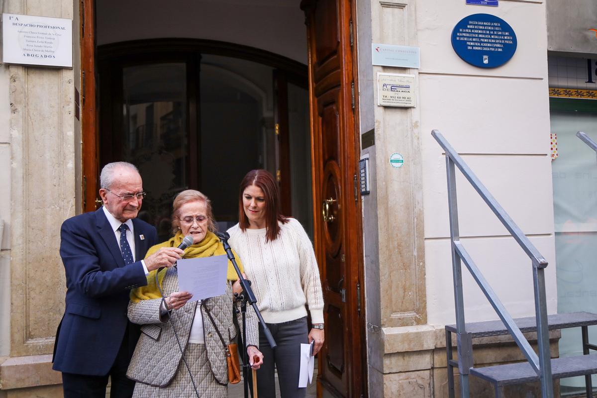 María Victoria Atencia, con el alcalde de Málaga, Francisco de la Torre, y la concejala de Cultura, Noelia Losada, en 2022.