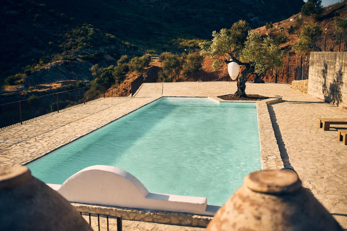 El hotel ecológico Cueva del Gato dispone de una gran piscina de agua salada natural con vistas a la montaña