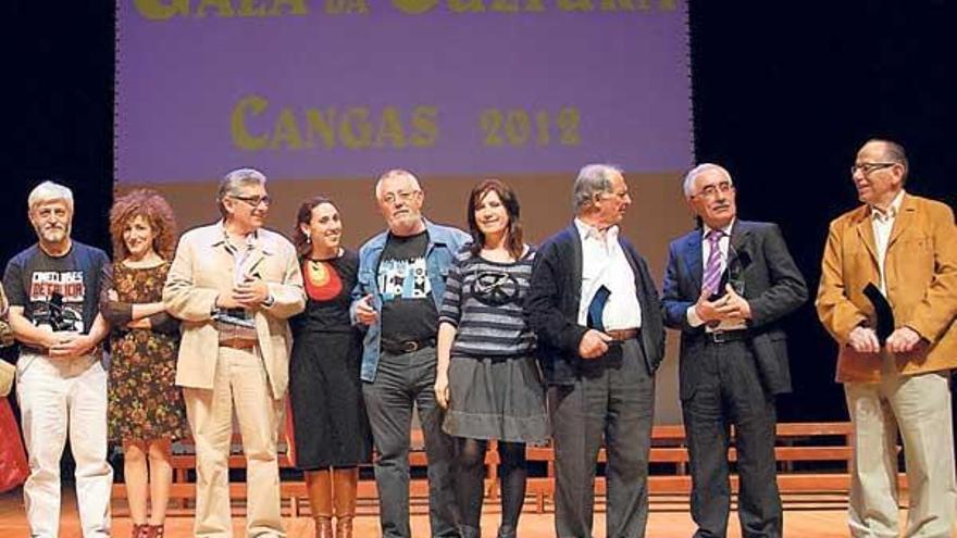 As persoas e colectivos premiados, xunto cos representantes de todos os grupos políticos da corporación municipal, posaron xuntos ao final da gala.  // Gonzalo Núñez