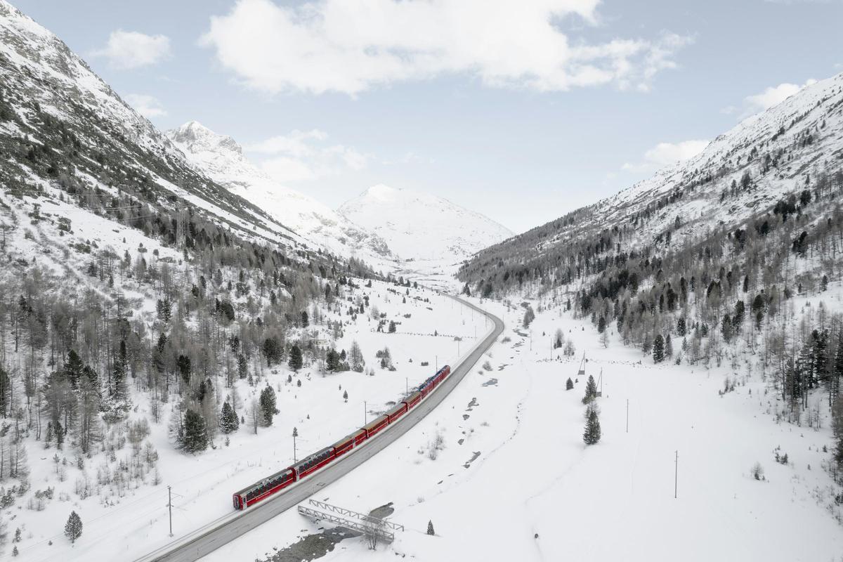 El Bernina Express atraviesa los paisajes nevados de los Alpes