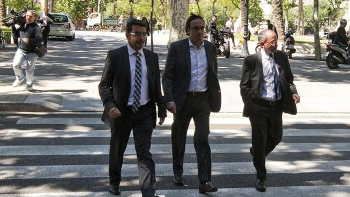 Ferran Falcó (a la derecha), a su llegada al TSJC, junto al secretario de organización de CDC, Josep Rull, y Francesc Sánchez, coordinador de régimen interno y comunicación de CDC. DANNY CAMINAL
