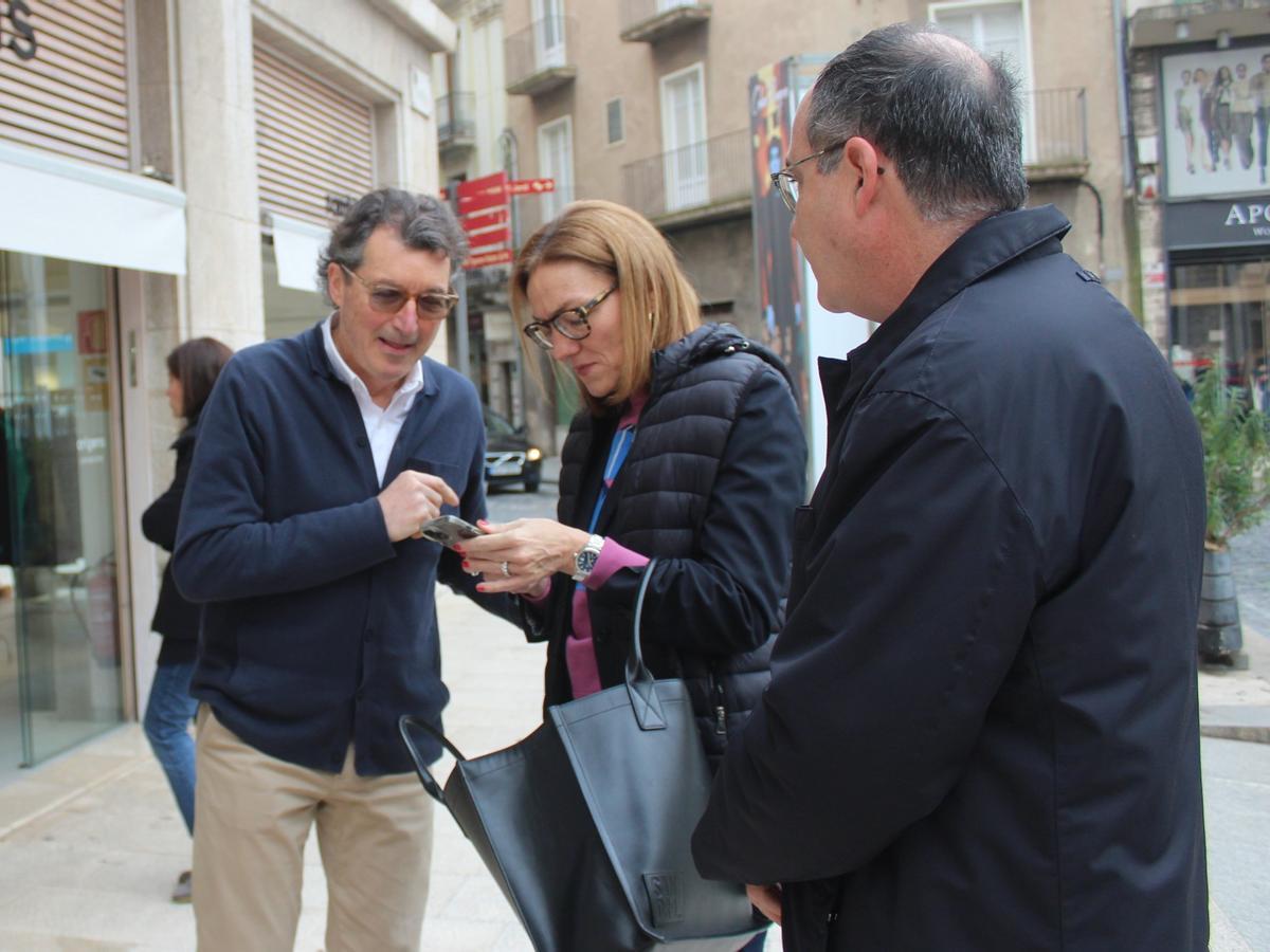 Miquel Roig amb la directora general de Comerç, Marta Angerri, i el regidor Manel Rodríguez
