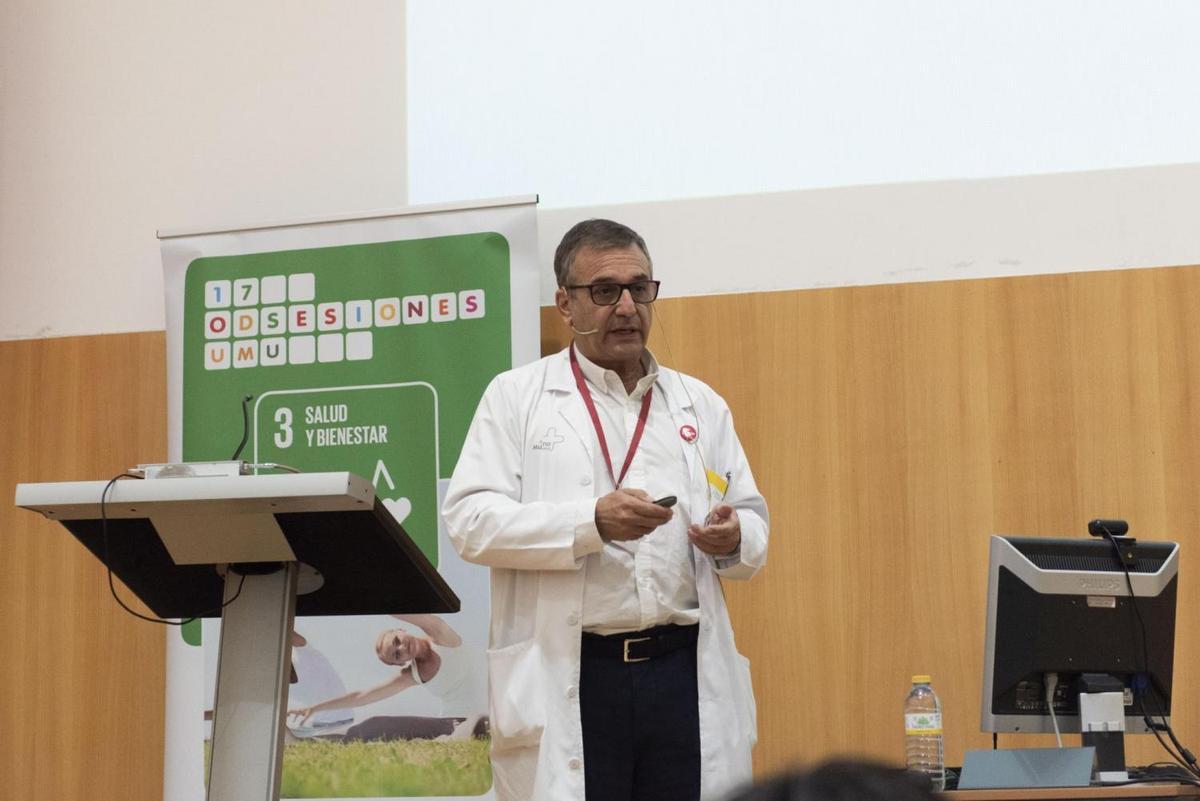 El psiquiatra Francisco Toledo, en un momento de su conferencia