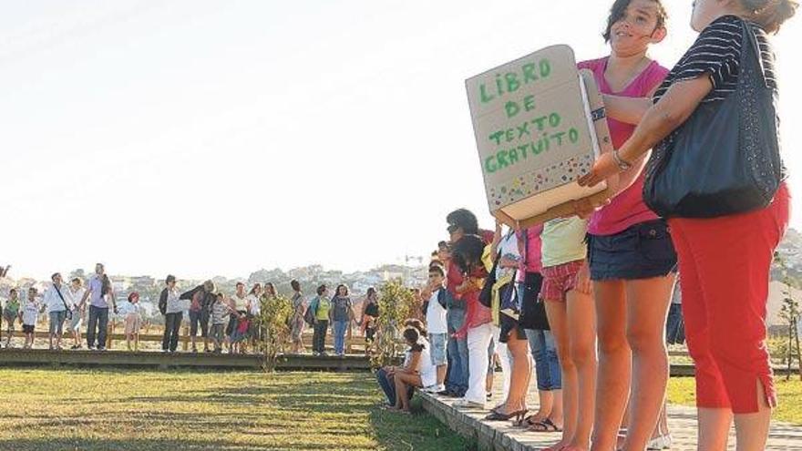 Los participantes en la cadena humana se pasaron, como acto simbólico, un libro gigante de cartón para pedir la gratuidad.