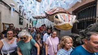 Las calles decoradas de Gràcia lloran la ausencia de cultura popular: 'Las fiestas han quedado cojas'