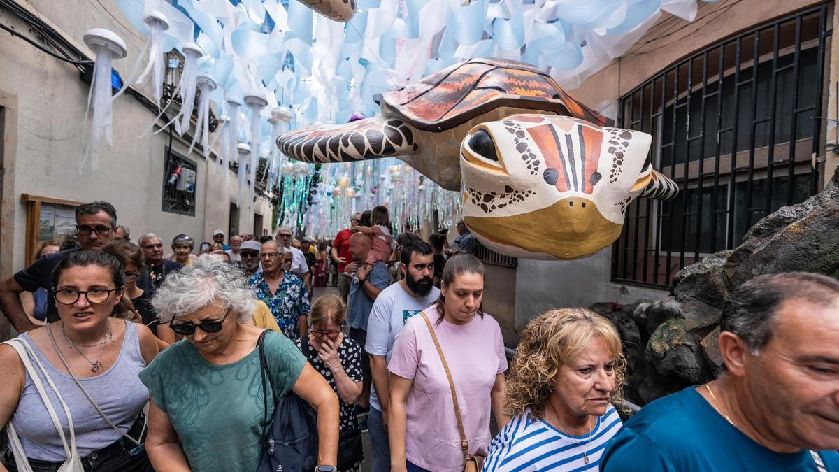 Riadas de visitantes en el primer día de las fiestas de Gràcia 2024