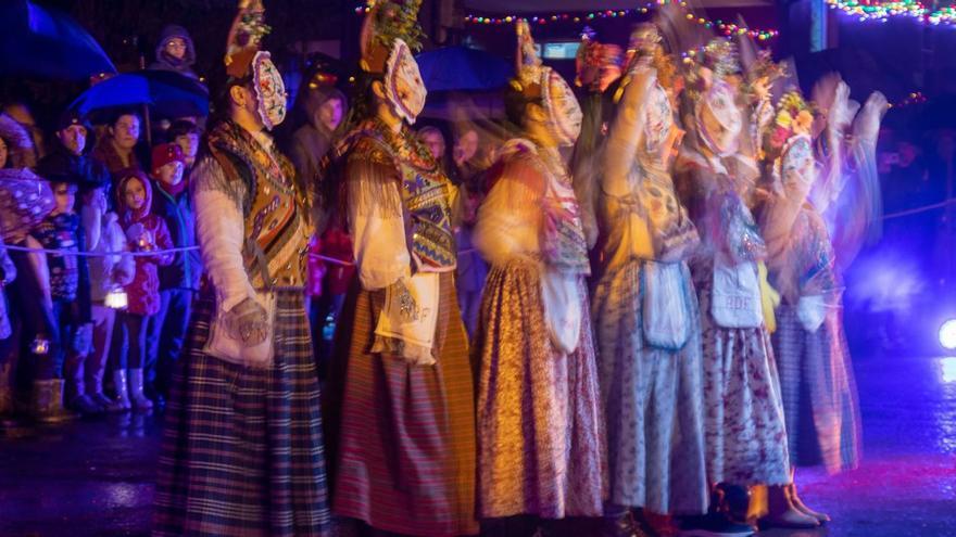 En la imagen superior, las Aniciadoras, al comienzo del espectáculo y, sobre estas líneas, Las Salguerinas, con su burro, en pleno descenso. | MANUEL INTRIAGO