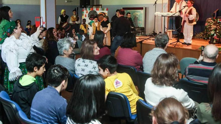 El salón de actos del Germán Fernández Ramos, ayer, durante el recital musical de las jornadas educativas.