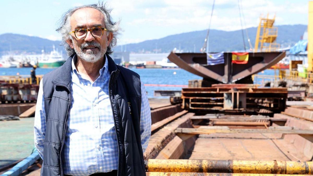 Mario Cardama, con la quillapara el primer OPV de Uruguayal fondo.