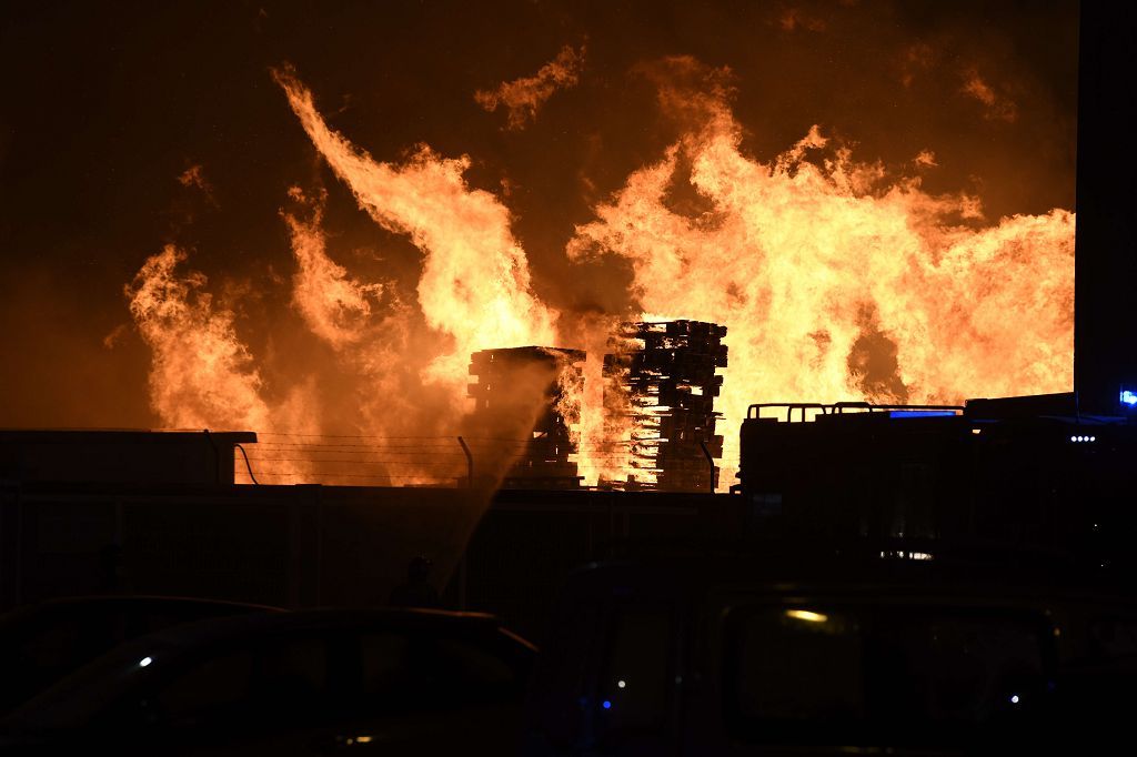 Estas son las imágenes que el aparatoso incendio de Puente Tocinos ha dejado este sábado