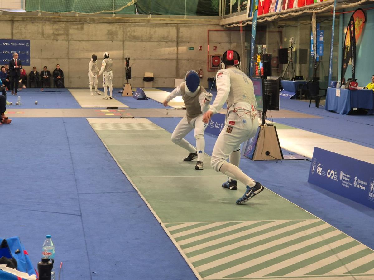Dos tiradores durante una de las 'poules' (batallas) del Mundial de Palma
