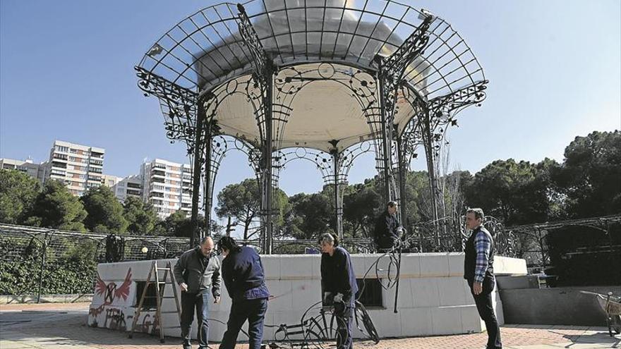 Dos detenidos por dañar el Quiosco de la Música