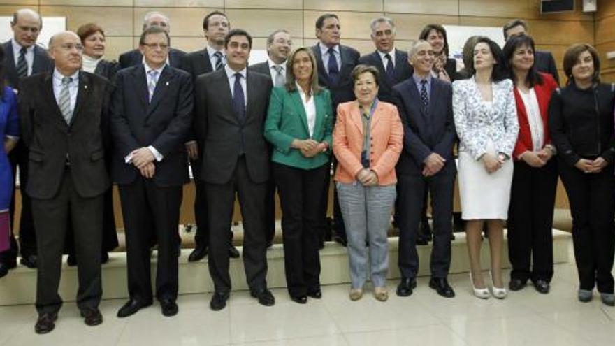 La ministra Ana Mato, en el centro, con chaqueta verde, con los consejeros autonómicos. El tercero por la izquierda, en primer término, el representante asturiano, José María Navia-Osorio.