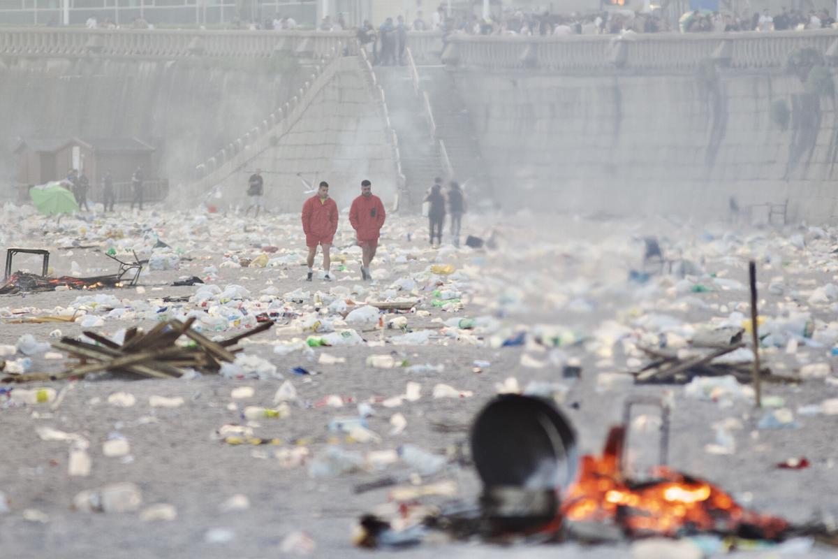 Más de 200.000 personas celebraron San Juan en una noche sin incidencias destacadas, con menos intoxicaciones etílicas y la mitad de basura en las playas que hace un año. Más de 200.000 personas celebraron San Juan en una noche sin incidencias destacadas, con menos intoxicaciones etílicas y la mitad de basura en las playas que hace un año.