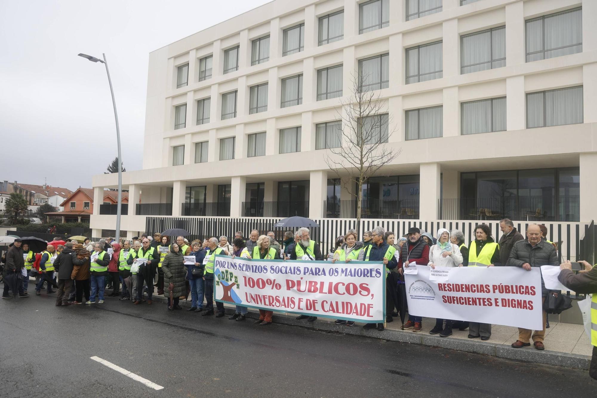 Manifestación en Santiago por la gestión pública de las residencias