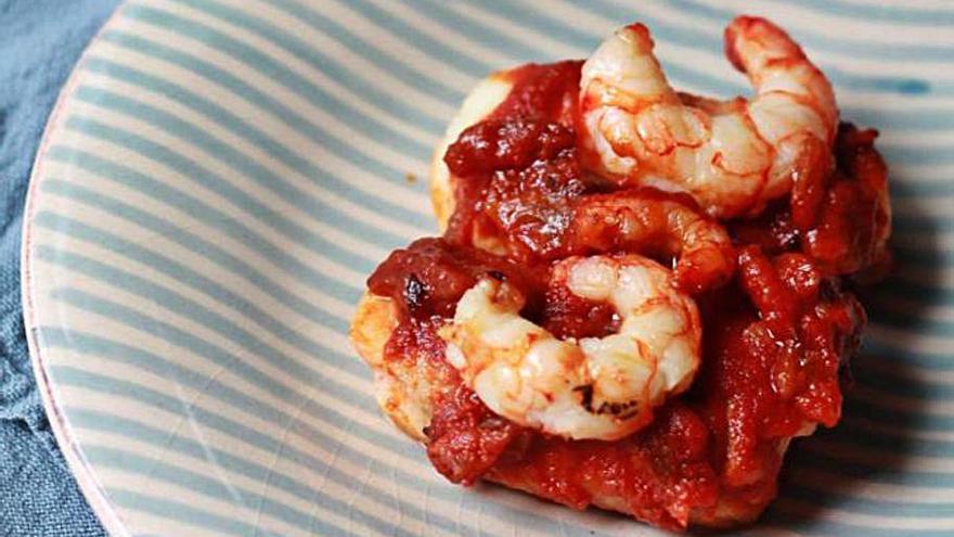 Merluza con gambas y tomate.