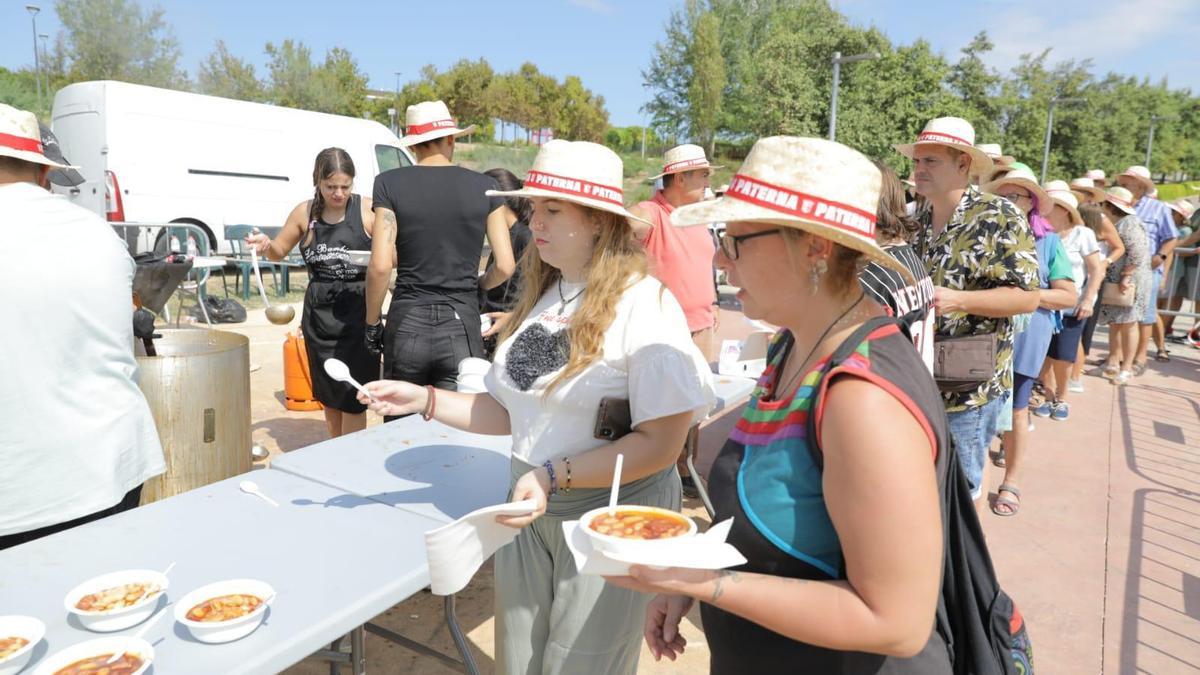 Paterneros comiendo fabada en el evento Arraigados dedicado a Asturias