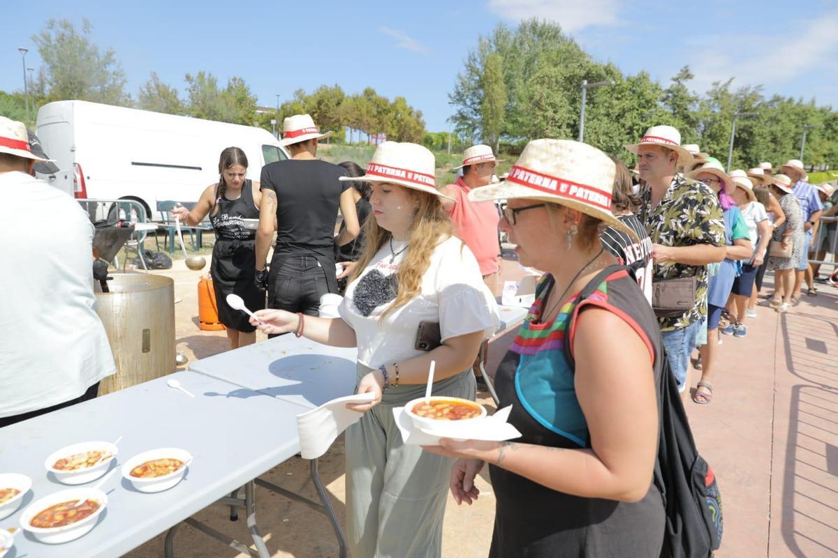 Paterneros comiendo fabada en el evento Arraigados dedicado a Asturias
