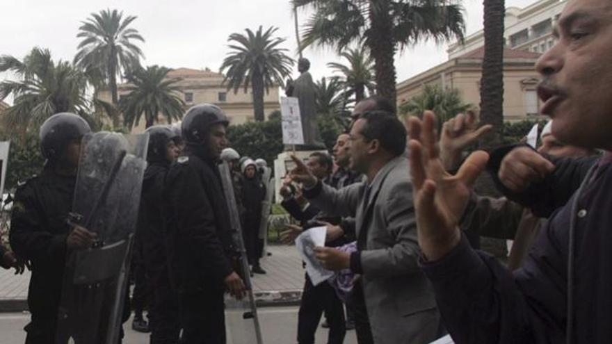 Manifestantes y agentes discuten en Túnez capital.