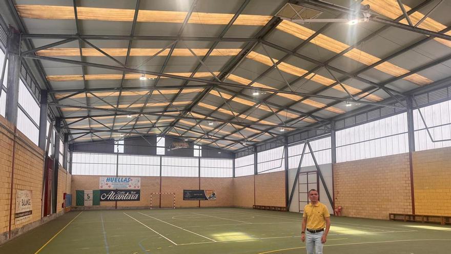El Ayuntamiento de Corvera renueva la iluminación del polideportivo de Cancienes
