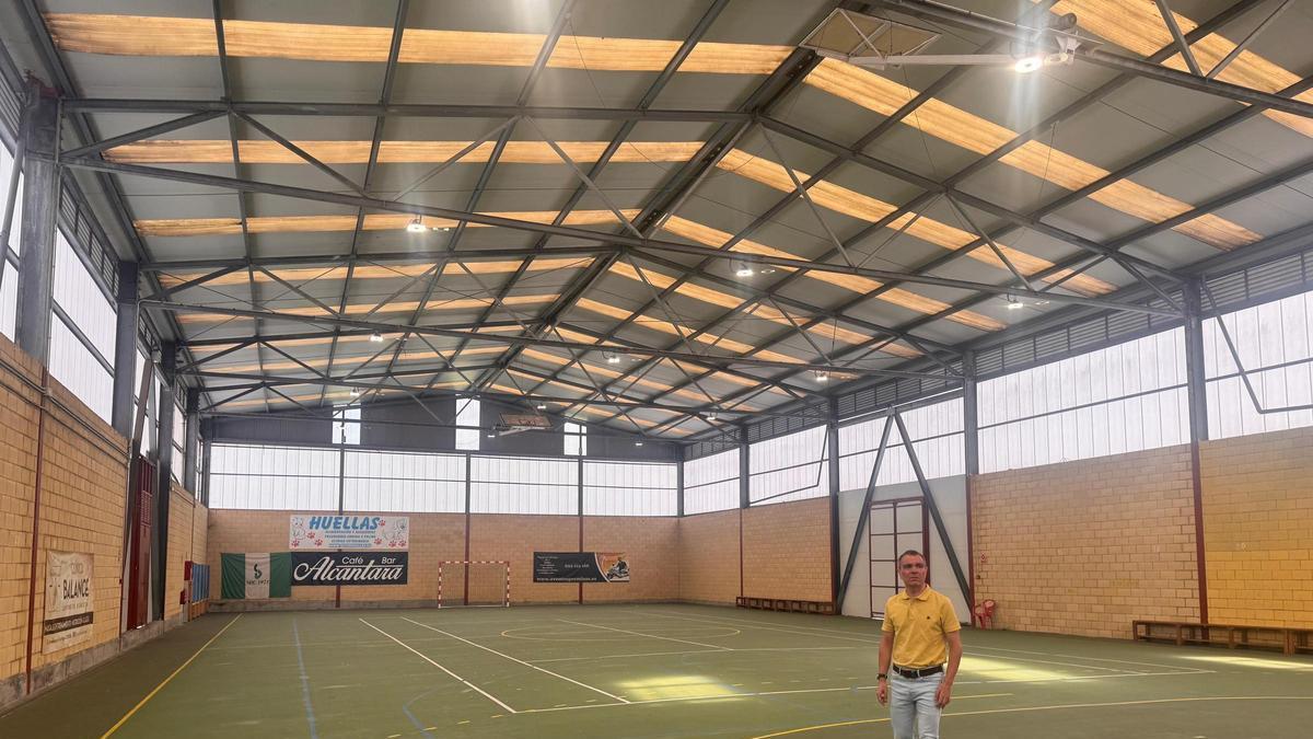 El alcalde, Iván Fernández, ante la nueva iluminación del polideportivo de Cancienes.