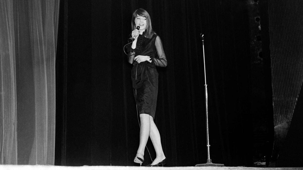 La cantante francesa Francoise Hardy en concierto en el teatro Olympia de Paris en 1963
