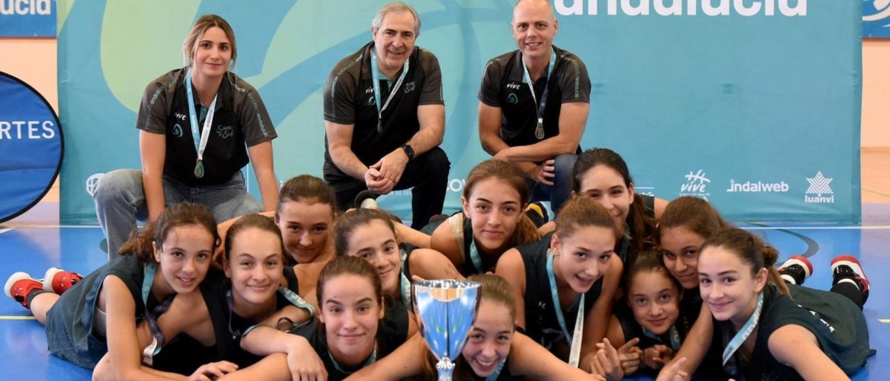 La selección infantil femenina celebra la conquista del título andaluz de baloncesto.