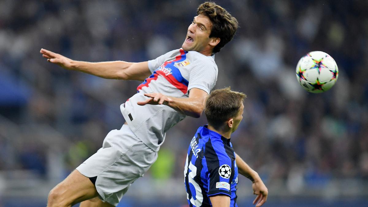 Marcos defiende un balón aéreo ante Barella.