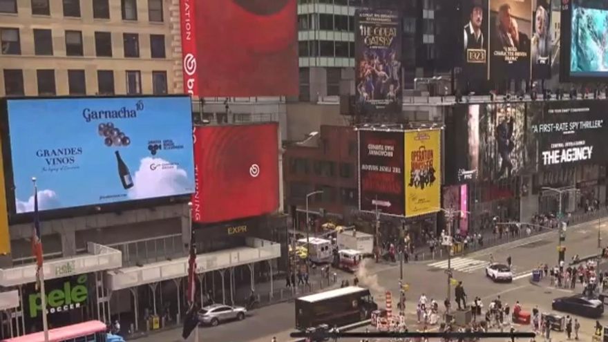 Cartel promocional de Grandes Vinos en Times Square.